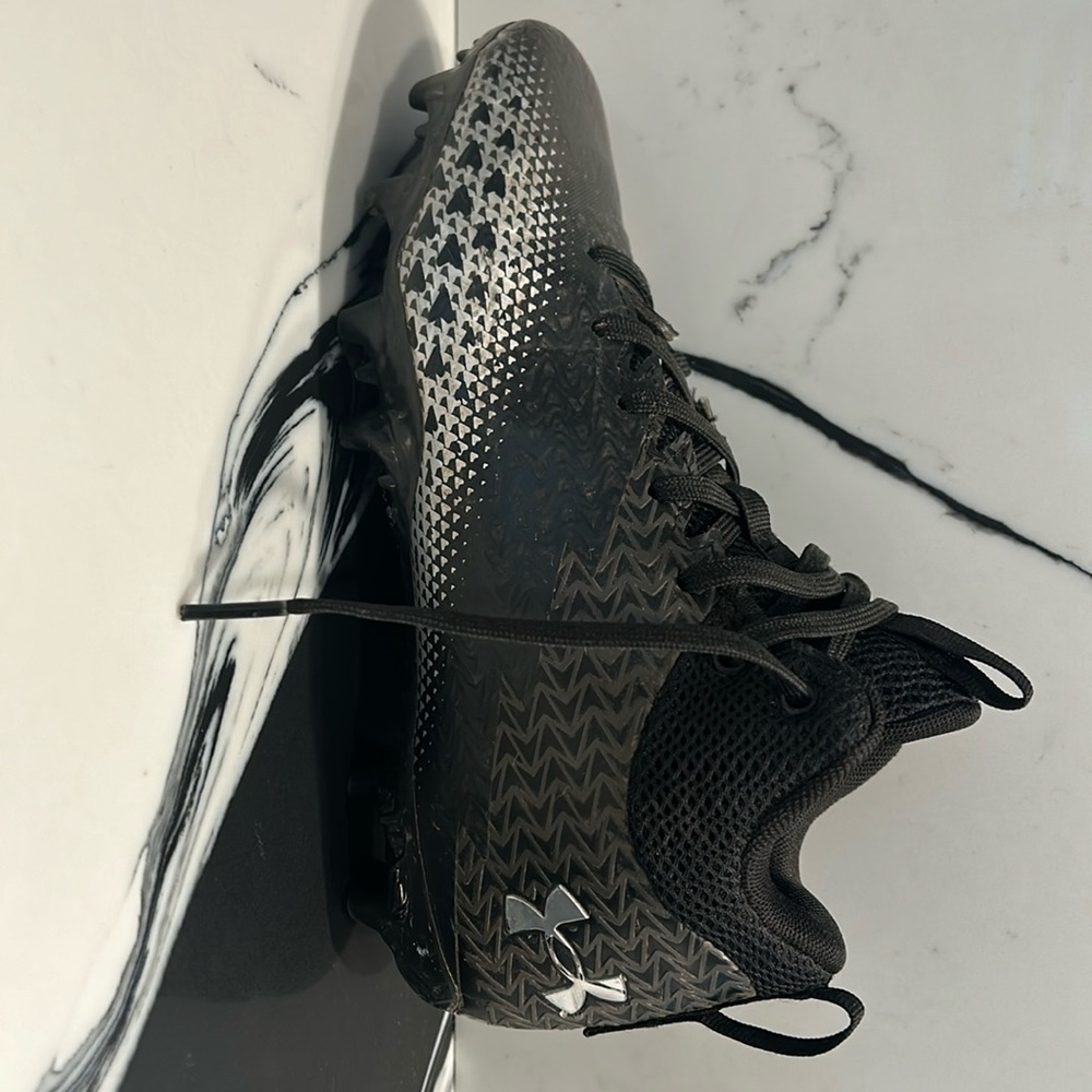 Under armour cleats. Youth 5. Black and silver.